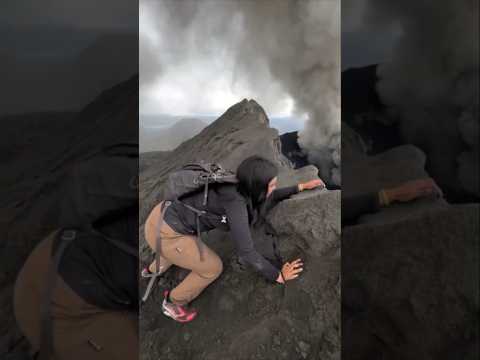 NEKAT!! mendaki gunung berAPI #shortvideo #gunung