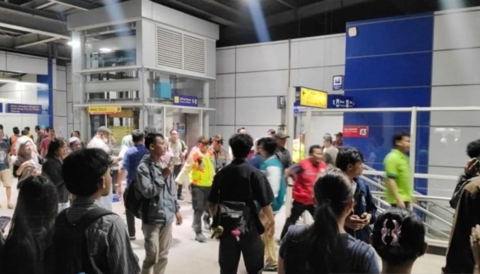 krl-ditabrak-ka-argo-bromo-di-bekasi-timur,-kai-evakuasi-korban