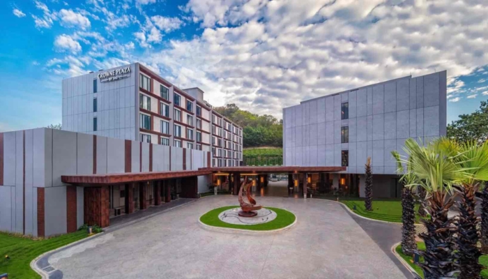 cara-baru-menjelajah-labuan-bajo-bersama-crowne-plaza