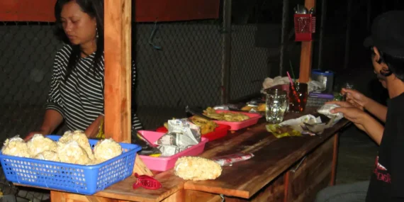 4 Ciri Angkringan yang Sudah Pasti Enak, Daya Tarik Penjual juga Nggak Kalah Penting