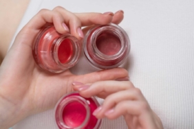 tipe-tipe-lip-balm-yang-perlu-kamu-kenali-untuk-bibir-sehat