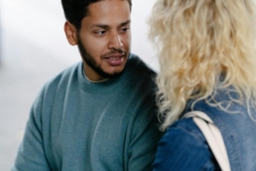 8-cara-membuat-pria-pemalu-nyaman-sama-kamu