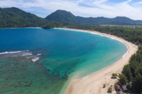 pantai-lampuuk-aceh-besar,-pasir-putih-dan-konservasi-penyu-di-ujung-barat-indonesia