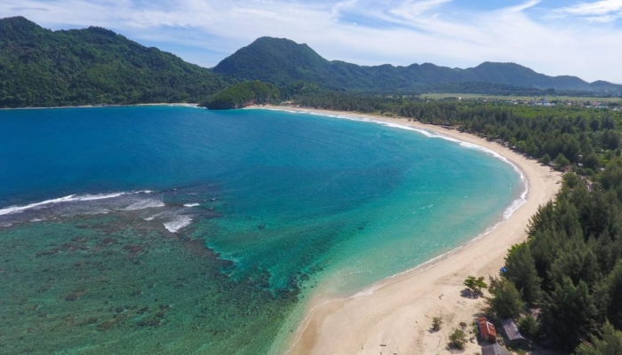 pantai-lampuuk-aceh-besar,-pasir-putih-dan-konservasi-penyu-di-ujung-barat-indonesia