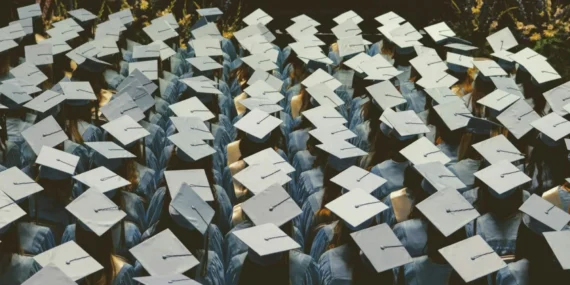 Pengalaman Kuliah S2 UGM Nyambi Jadi MUA, Nggak Malu walau Sempat Merias Temen yang Lulus Duluan