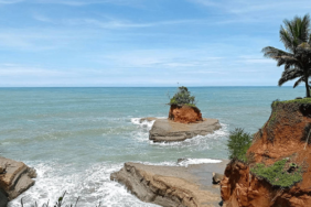 pantai-tapak-balai-bengkulu-utara,-pantai-dengan-tebing-unik-di-tepi-samudra-hindia