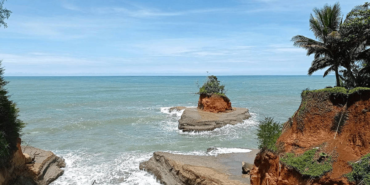 pantai-tapak-balai-bengkulu-utara,-pantai-dengan-tebing-unik-di-tepi-samudra-hindia