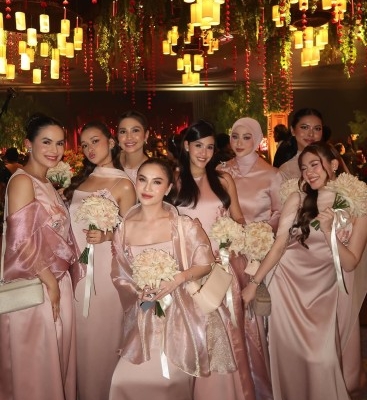 ide-baju-kondangan-elegan-pernikahan-el-rumi-&-syifa-hadju