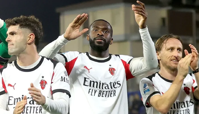 ac-milan-vs-sassuolo,-kartu-merah-fikayo-tomori-bikin-milan-‘lumpuh’