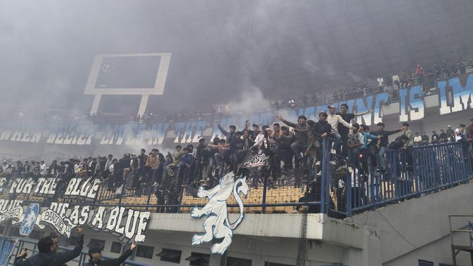 jelang-duel-panas-persija-vs-persib,-ribuan-bobotoh-memadati-gbla:-kobarkan-semangat!