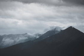 legenda-asal-usul-gunung-aya-kembu-dan-gunung-sya-koi,-cerita-rakyat-dari-papua