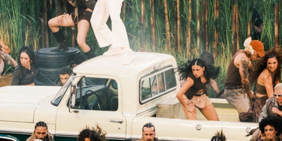 FCC Menerima Ratusan Keluhan Tentang Pertunjukan Super Bowl 'Vulgar' Bad Bunny
