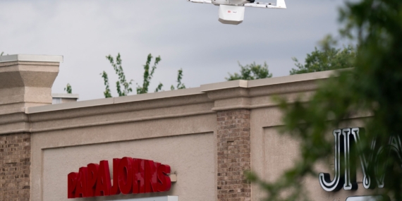 Papa Johns Melakukan Pengiriman Drone—tetapi Tidak untuk Pizza