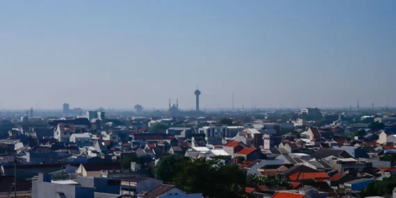 4 Taman Semarang yang Cocok untuk Merenungi Hidup, Kursi Besi Indomaret Minggir Dulu