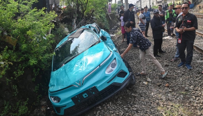 kecelakaan-kereta-di-bekasi:-knkt-cek-black-box-taksi-green-sm