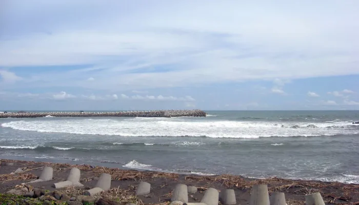 pantai-glagah-disebut-bali-nya-jogja,-dan-saya-tidak-tahu-harus-senang-atau-khawatir