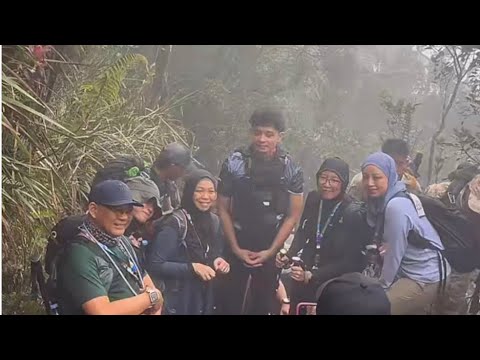 Tengku Hassanal Naik Gunung Kinabalu, Pendaki Teruja Dapat Bergambar Bersama Tengku Mahkota Pahang