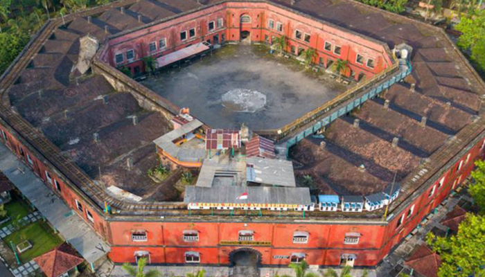 benteng-van-der-wijck-kebumen,-satu-satunya-benteng-oktagon-di-indonesia-dengan-kereta-di-atasnya