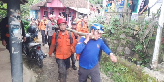 Dua Wisatawan Karawang yang Tertimbun Longsor di Curug Cileat Ditemukan Meninggal