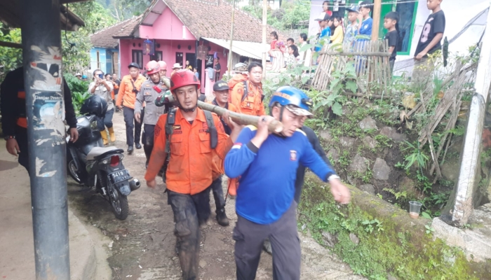dua-wisatawan-karawang-yang-tertimbun-longsor-di-curug-cileat-ditemukan-meninggal