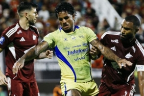 marc-klok-pastikan-persib-aman-usai-insiden-suporter-di-parepare:-ini-kado-spesial-untuk-bobotoh