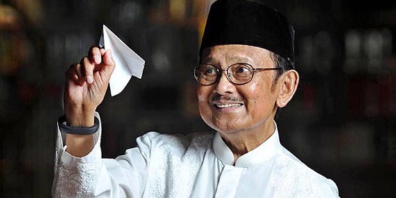 Ketika Habibie Merelakan Program Impian demi Menyelamatkan Rupiah