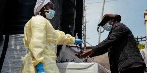 “Badai Sempurna”: Bagaimana Pemotongan Bantuan Trump Memicu Wabah Ebola