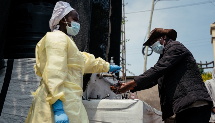 “badai-sempurna”:-bagaimana-pemotongan-bantuan-trump-memicu-wabah-ebola