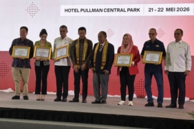 ketum-pp-fpti-dan-dua-atlet-panjat-tebing-dapat-penghargaan-dari-koni