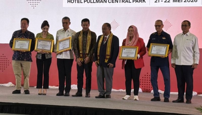 ketum-pp-fpti-dan-dua-atlet-panjat-tebing-dapat-penghargaan-dari-koni