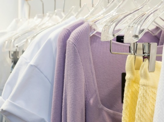7-tips-padu-padan-busana-satu-warna-agar-tetap-menarik