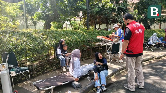 pesta-juara-persib-di-alun-alun-bandung-membeludak,-sejumlah-bobotoh-jatuh-kelelahan