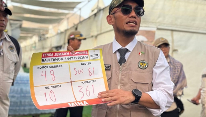wamenhaj-tinjau-tenda-mina,-pastikan-tak-ada-tempelan-ilegal
