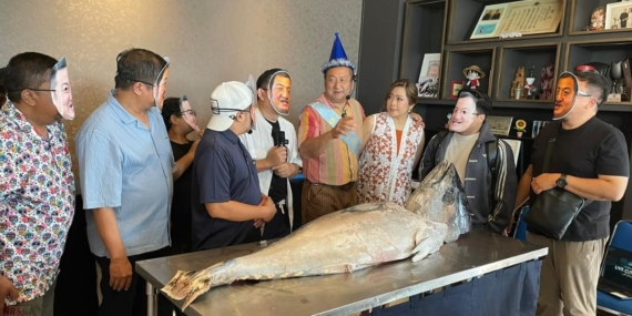 Pengusaha Asal Bandung Pamerkan Ikan Tuna Raksasa