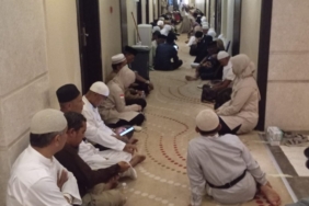 menjelang-puncak-haji-2026,-isak-tangis-jemaah-kloter-14-padang-pecah-saat-persiapan-ke-arafah