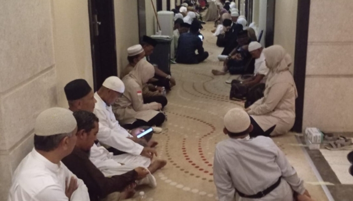 menjelang-puncak-haji-2026,-isak-tangis-jemaah-kloter-14-padang-pecah-saat-persiapan-ke-arafah