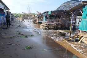 warga-keluhkan-banjir-rob-yang-merendam-rumah-hampir-sebulan