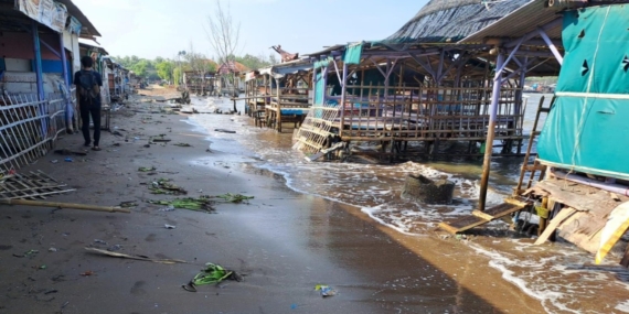 Warga Keluhkan Banjir Rob yang Merendam Rumah Hampir Sebulan