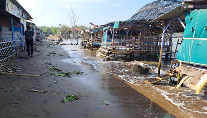 warga-keluhkan-banjir-rob-yang-merendam-rumah-hampir-sebulan