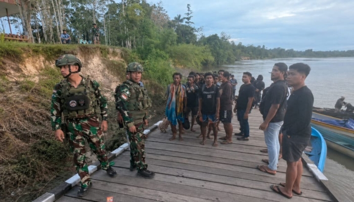 tni-evakuasi-44-pendulang-emas-di-pegunungan-bintang-papua