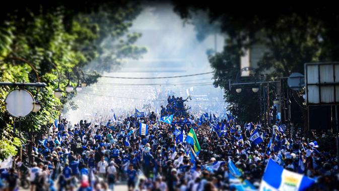 thom-haye-terkesan-dengan-antusiasme-luar-biasa-bobotoh-saat-pawai-hattrick-juara:-hatur-nuhun!