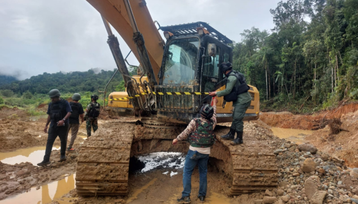 kemenhut-tahan-4-wna-tiongkok-terkait-kasus-tambang-emas-ilegal-di-hutan-nabire