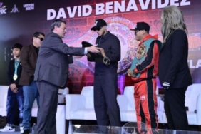 juara-dunia-david-benavidez-terima-dua-penghargaan-dari-wbc