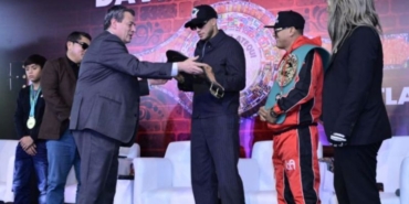 juara-dunia-david-benavidez-terima-dua-penghargaan-dari-wbc
