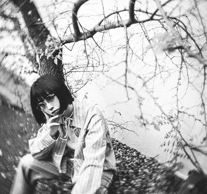 yusuke-nakamura’s-expansive-portraits-with-the-joseph-petzval-27-f/1.7’s-swirling-bokeh