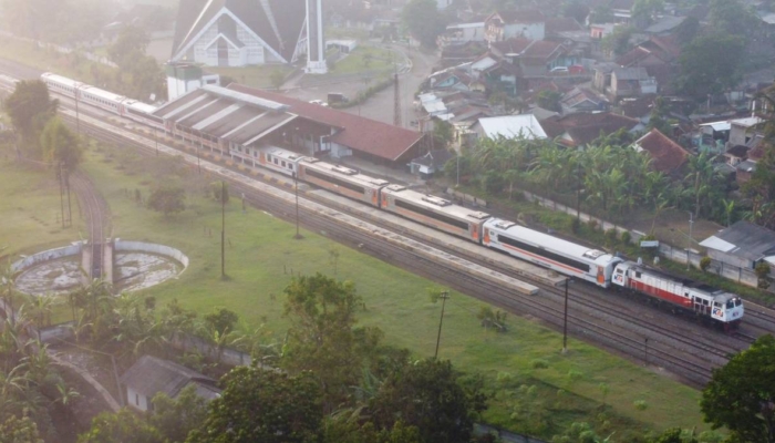 ka-cikuray,-jalur-kehidupan-dari-garut-ke-jakarta-yang-terus-menghubungkan-jutaan-cerita