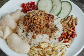 nasi-gemuk,-makanan-tradisional-khas-dari-jambi-yang-penuh-dengan-berbagai-isian
