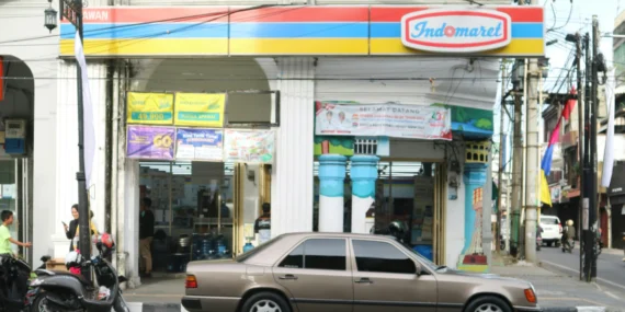 Karyawan Indomaret adalah Pekerja Paling Underrated di Indonesia
