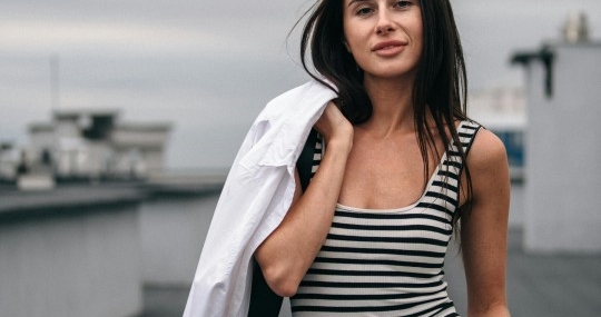 7 Cara Padu Padan Atasan Stripe agar Penampilan Stylish