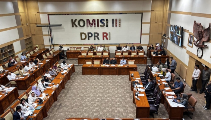 dpr-pemerintah-sepakat-ruu-polri-atur-usia-pensiun-59-&-60-tahun